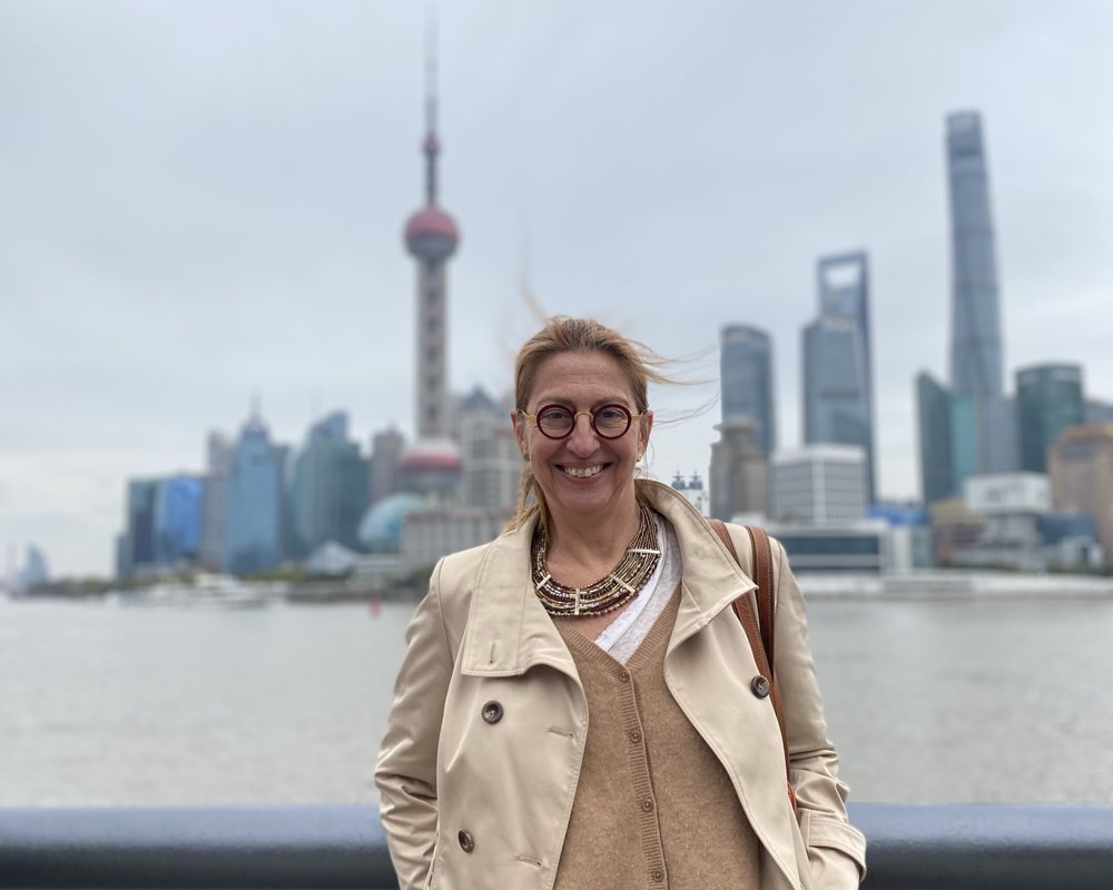 Juliette Kopp à Shanghai, sur le Bund face à Pudong